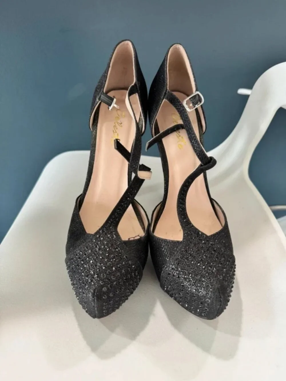 Céleste vendo zapatos